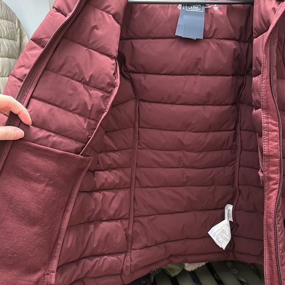Abercrombie NWT stretch lightweight puffer size small in maroon - Picture 5 of 10